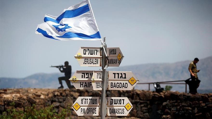 Un soldado israelí junto a un grupo de carteles que indican las distancias entre los Altos del Golán y varias ciudades de Oriente Próximo.