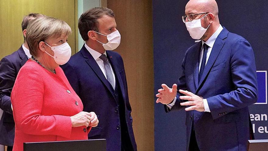 Angela Merkel, Emmanuel Macron i Charles Michel en la sessió plenària