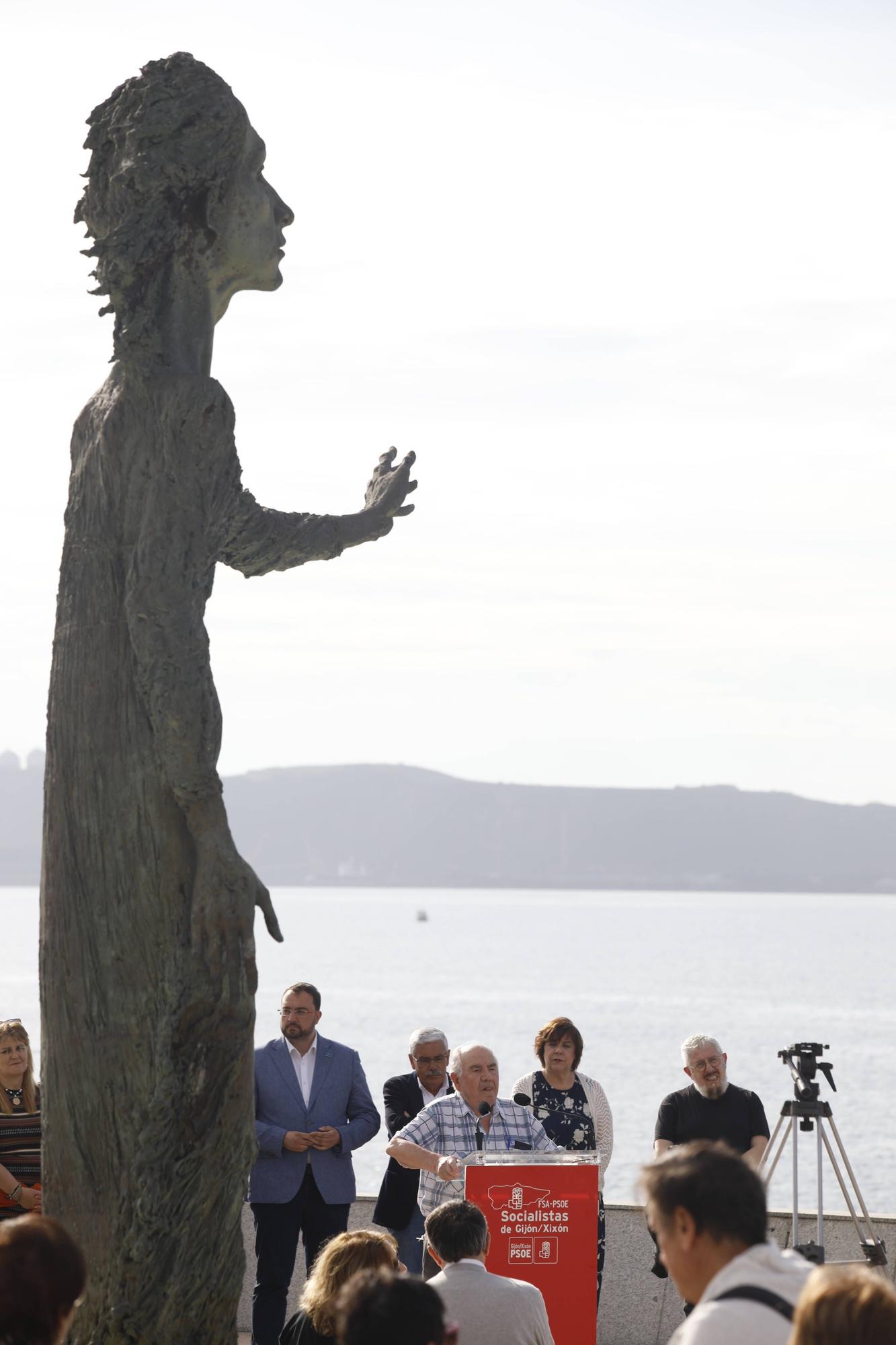 EN IMÁGENES:  Así fue el homenaje a los exiliados por la Guerra Civil y la posterior represión franquista organizado por los socialistas de Gijón junto a la estatua de "La Madre del Emigrante"