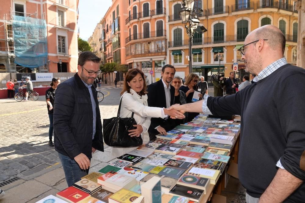 Palma se viste de libros por Sant Jordi