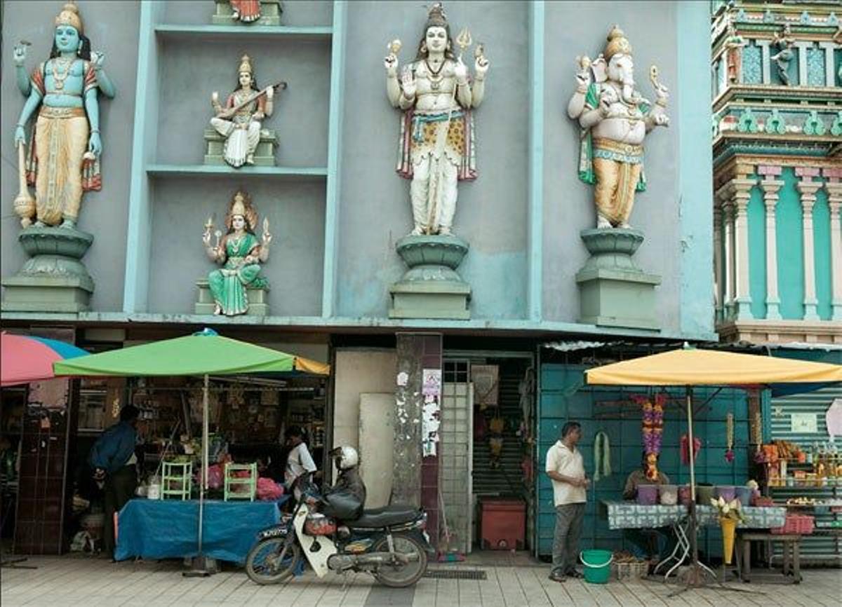 Sri Maha Mariamman, con su fachada ricamente ornamentada, es uno de los templos hindúes más espect
