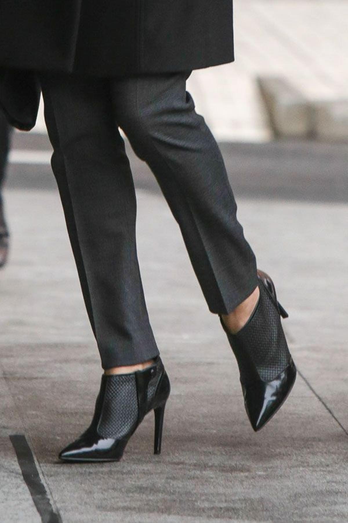 Detalle de los botines negros de Letizia Ortiz que pertenecen a Hugo Boss