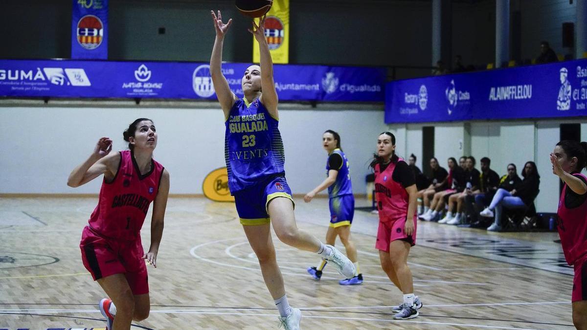 Naia Puente llança a cistella en el partit que l'Igualada va disputar contra el Castelldefels