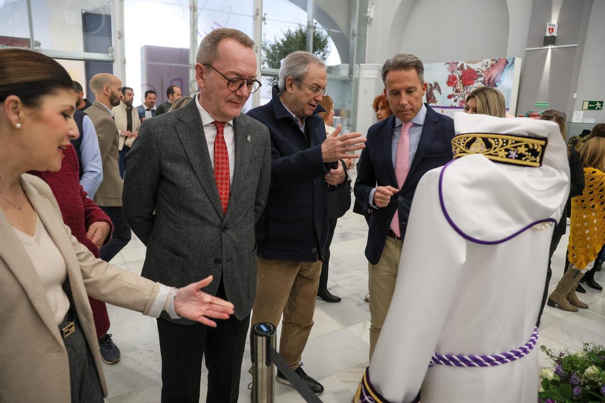Ramón Mateos y Fulgencio Gil contemplan uno de los estrenos presentados este martes.