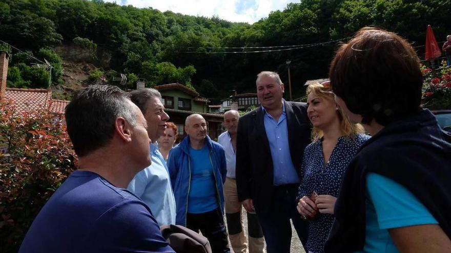 Argüelles y Álvarez hablan con los vecinos en La Cortina.