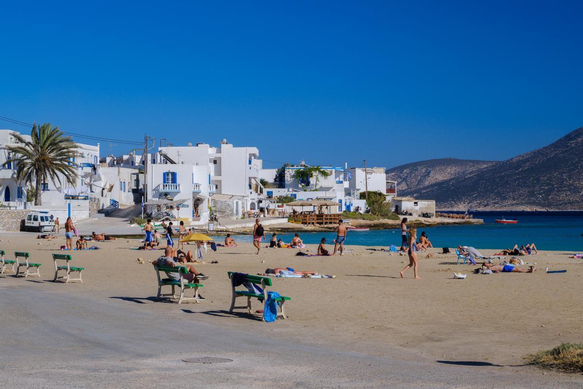 La playa de Ammos, al lado del puerto, es de agua limpia, casi turquesa. Suele ser tranquila, con un ambiente local auténtico.