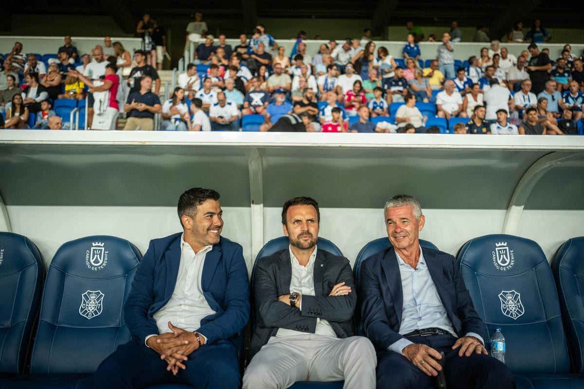 David Amaral (derecha), junto a Rayco García (izquierda) en el banquillo del Heliodoro Rodríguez López.