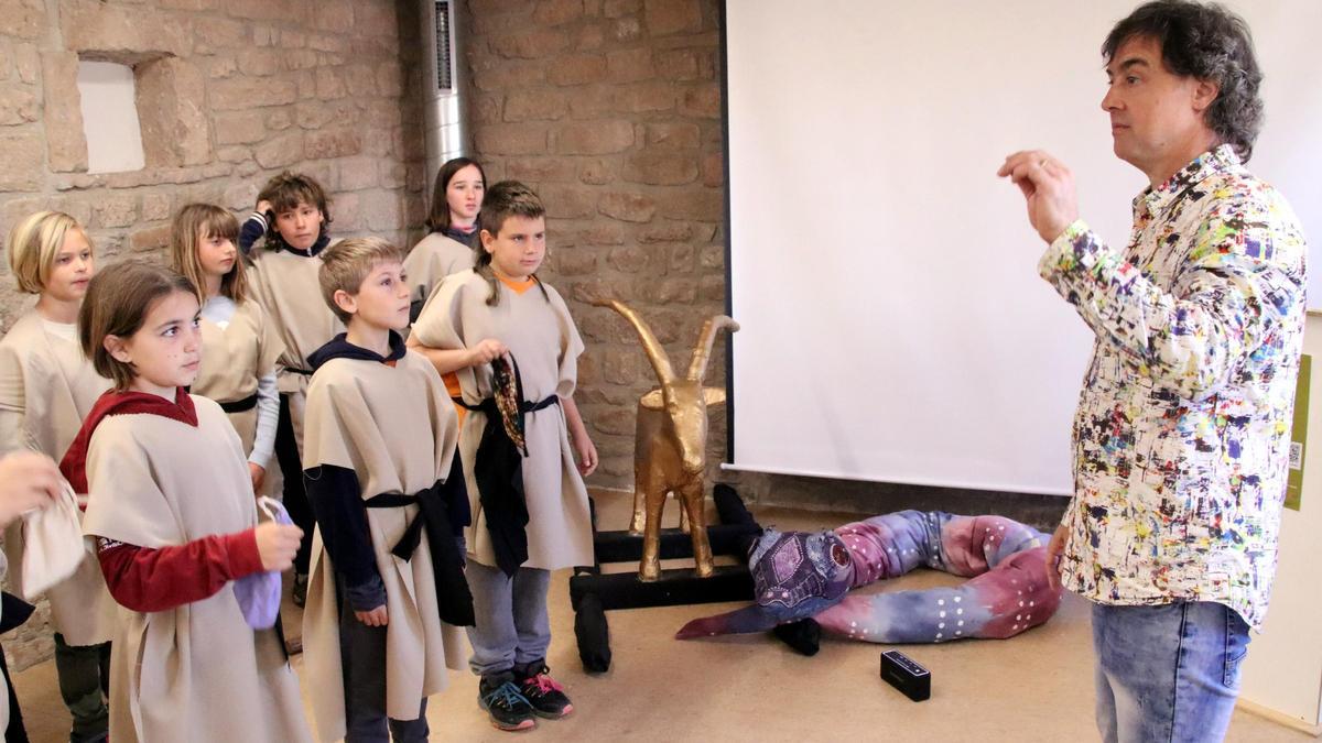 Sergi Valls dirigeix alguns dels alumnes que participaran en la cantata Llegendes del Moianès on s'estrena l'espectacle La Cabra d'Or