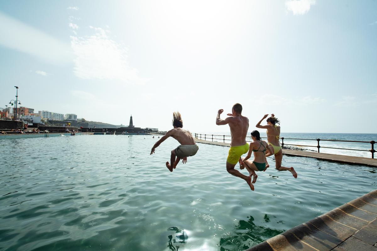 Les piscines naturals de Bajamar se situen al costat d’una petita cala de sorra fina. Diversió per a tots.