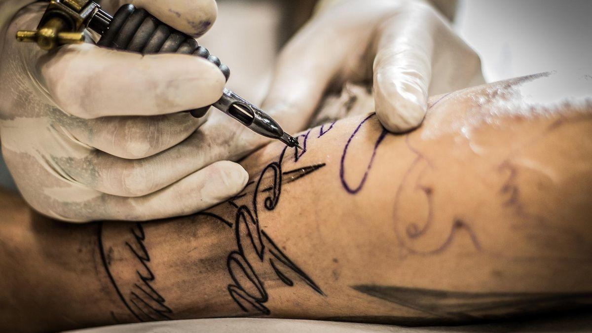 El surrealista motivo por el que se niega a tatuar a su clienta: &quot;Atenta contra la mujer&quot;