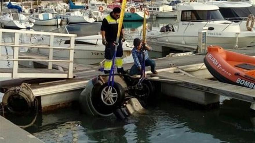 Un vehículo con dos jóvenes cae al agua en el puerto de Benicarló