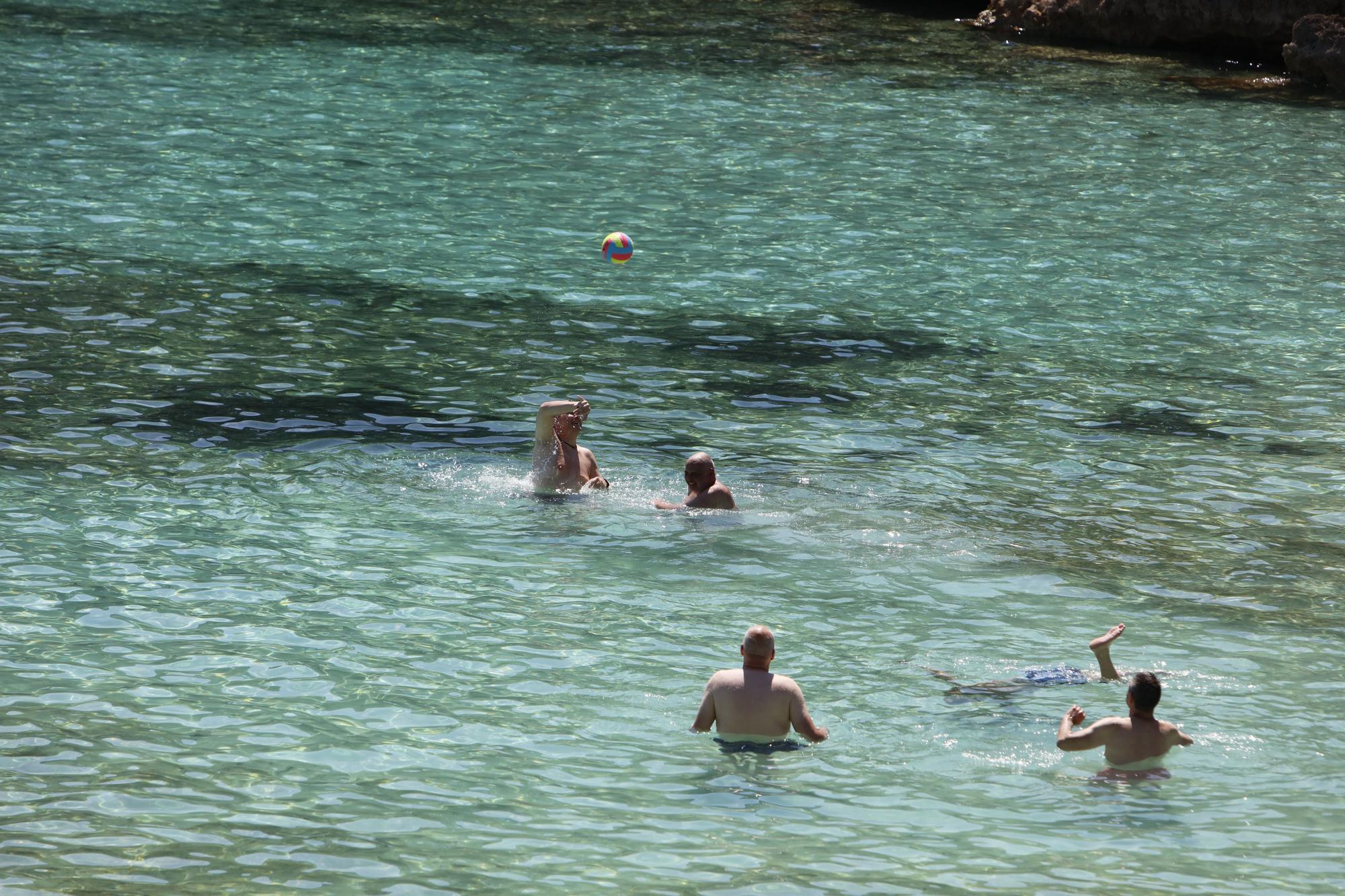 Überfüllte Traumbucht auf Mallorca: So sieht Cala Gat bei Cala Ratjada Anfang Juni aus