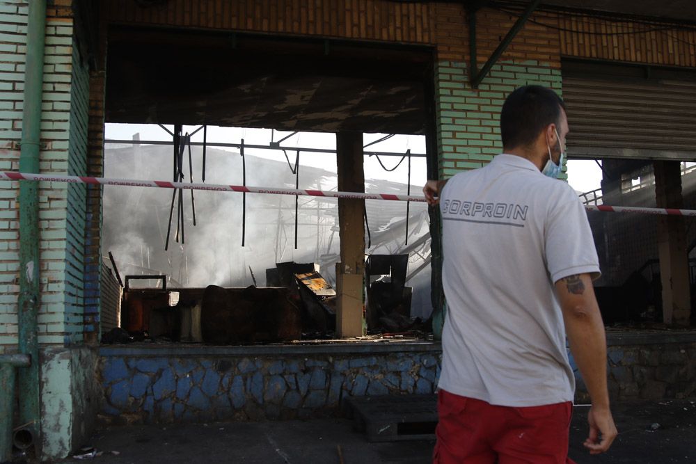 Incendio en tres naves abandonadas en Chinales