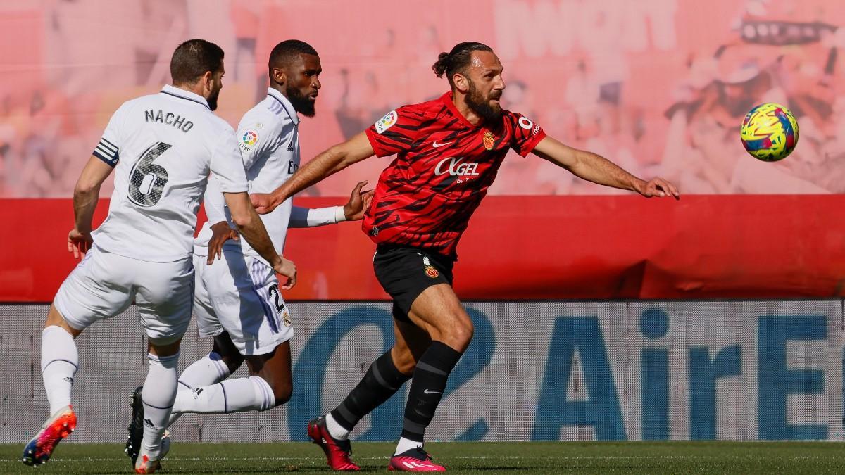 Muriqi, entre Nacho y Rüdiger Muriqi, entre Nacho y Rüdiger