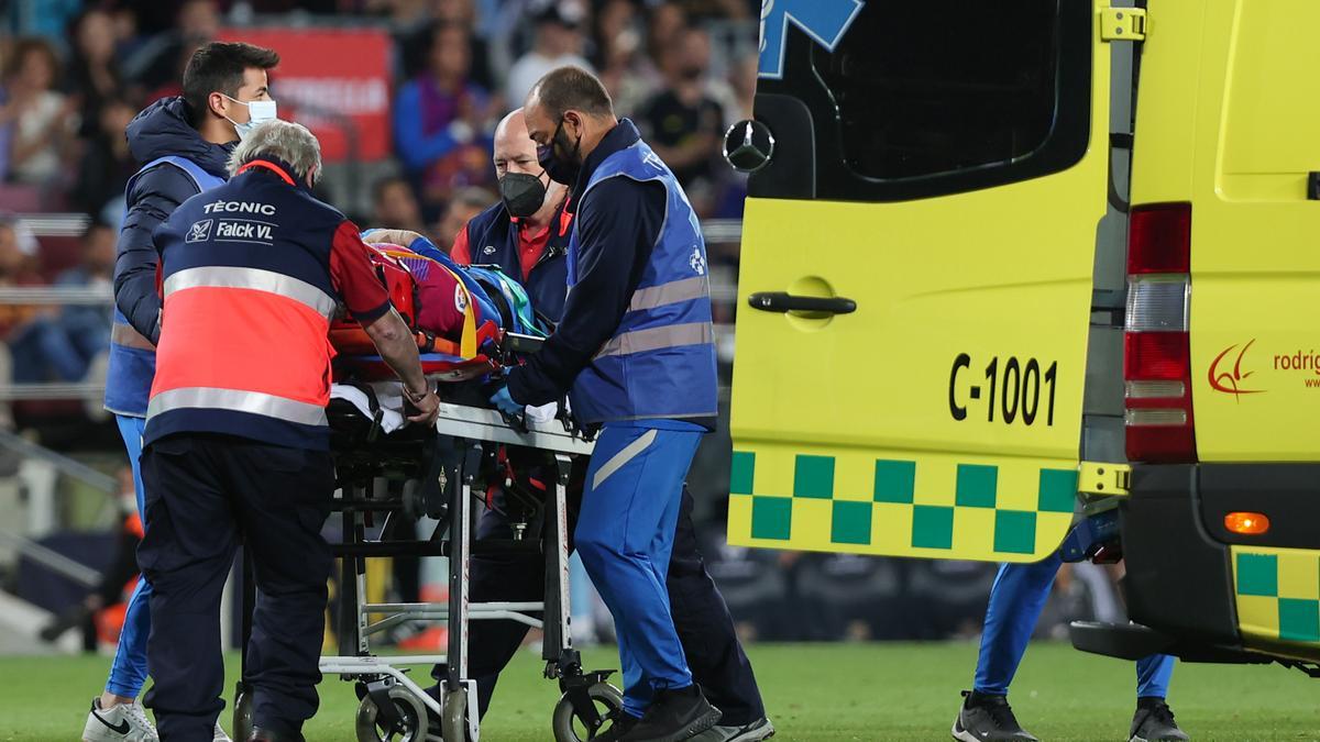 10 May 2022, Spain, Barcelona: Barcelona's Ronald Araujo is carried by an ambulance after an injury during the Spanish La Liga soccer match between FC Barcelona and RC Celta de Vigo at Camp Nou. Photo: David Ramirez/DAX via ZUMA Press Wire/dpa