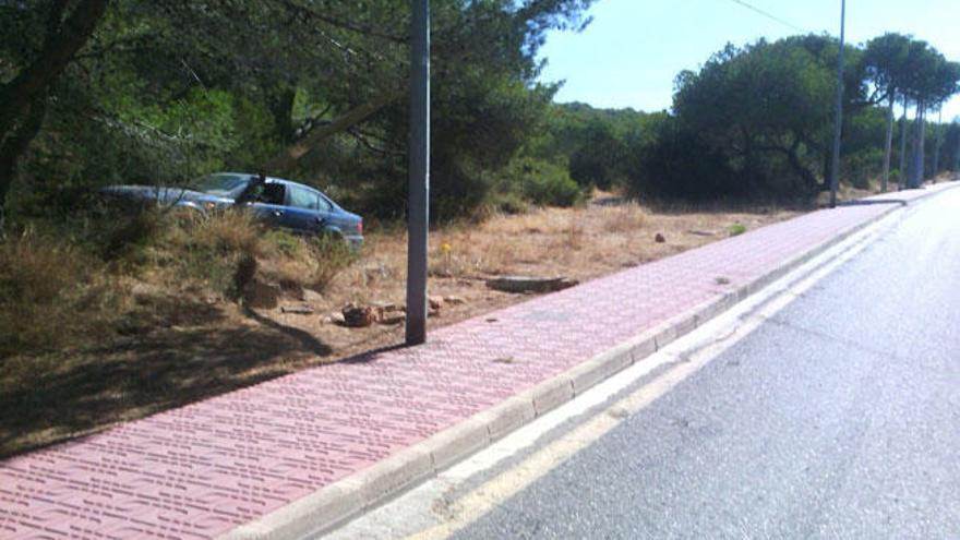 El coche ha roto el poste.