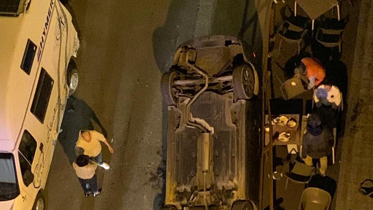 Coche volcado tras sufrir un accidente anoche en Zaragoza