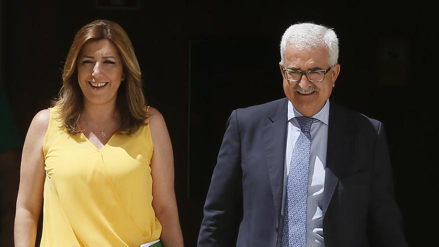 La presidenta de la Junta de Andalucía, Susana Díaz, acompañada por el vicepresidente Manuel Jiménez Barrios, momentos antes de su comparecencia en el Parlament andaluz.