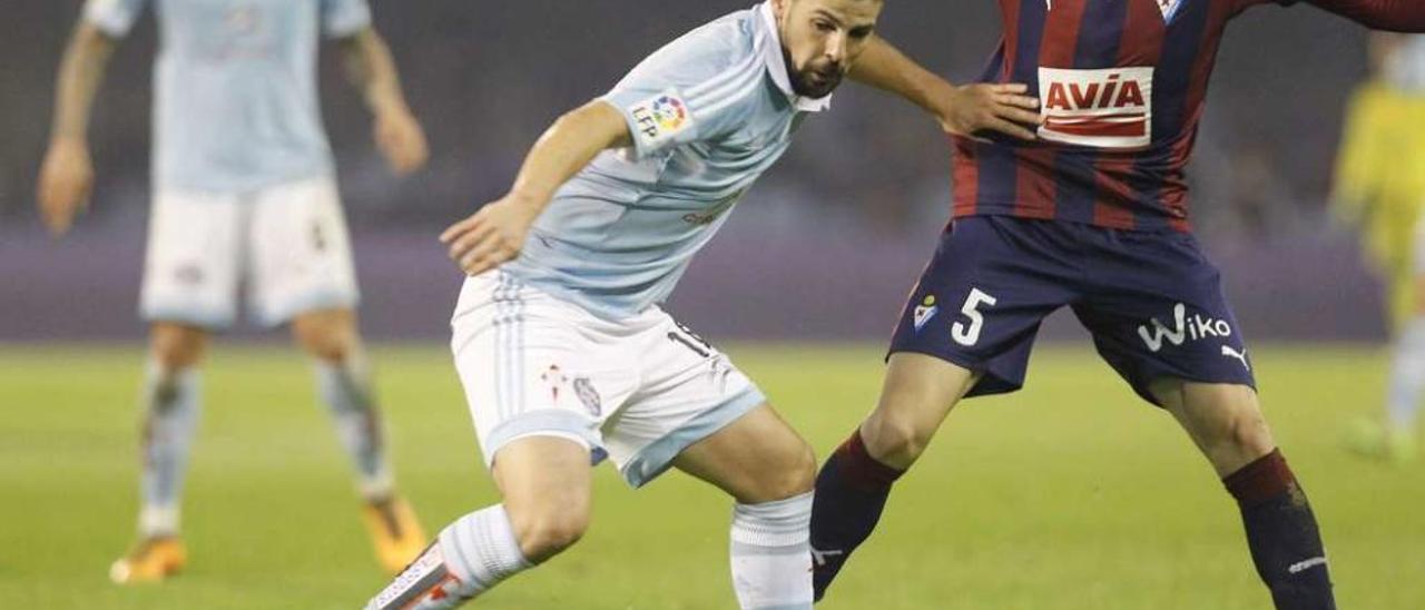 Nolito se protege con el brazo del acoso de Escalante. // José Lores