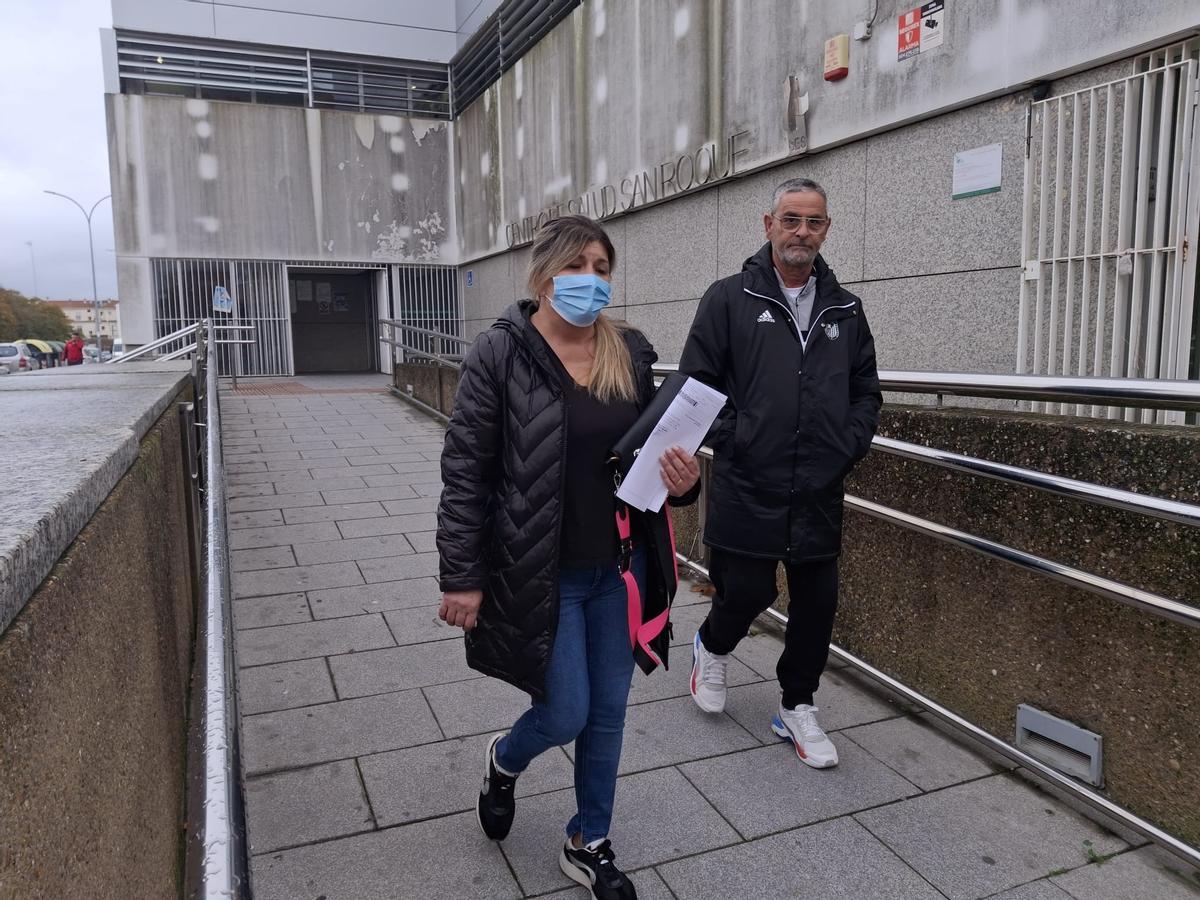Josefa y Diego, usuarios del centro de salud de San Roque en Badajoz, salen del edificio.