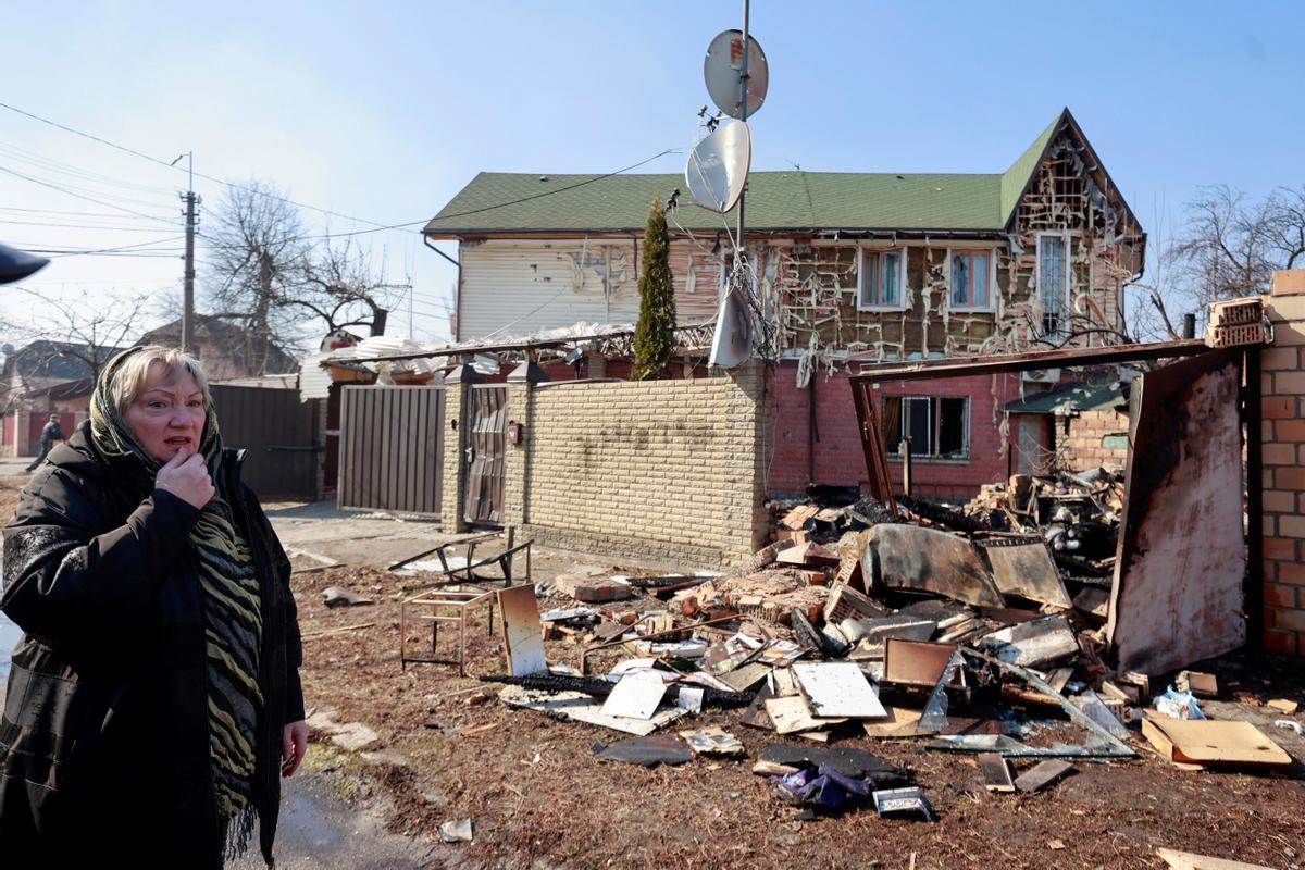 La ex maestra Natalia reacciona cerca de las ruinas de su casa que fue atacada en un ataque militar, en medio de la invasión rusa de Ucrania, en Kiev, Ucrania.