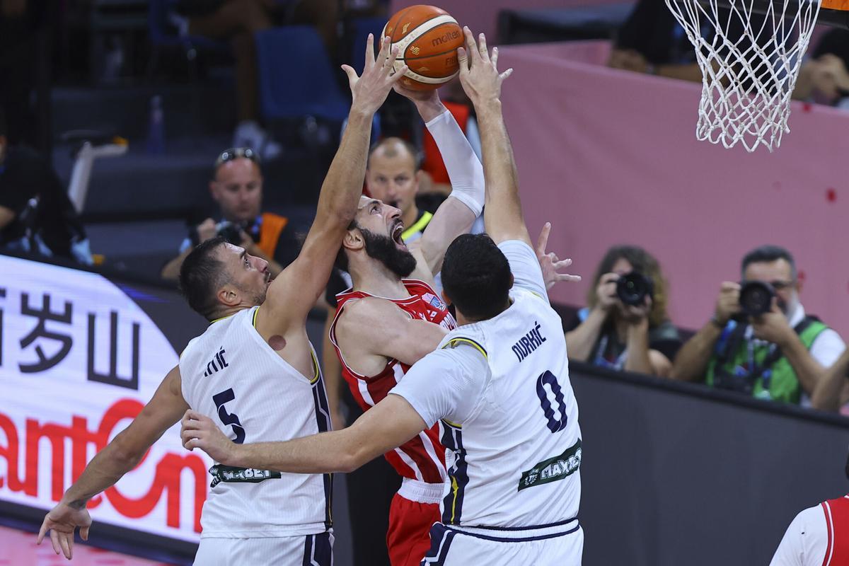 Tornike Shengelia, de Georgia, ante los jugadores de Bosnia Jusuf Nurkic y Edin Atic