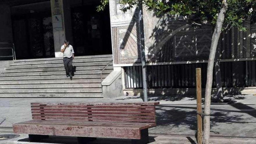 Plaza de Castilla y León con suciedad y pintadas.