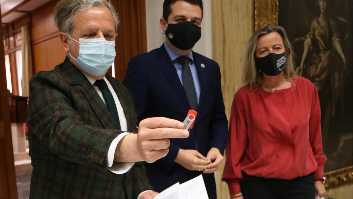 Salvador Fuentes, José María Bellido e Isabel Albás, tras aprobar los presupuestos municipales para 2021.