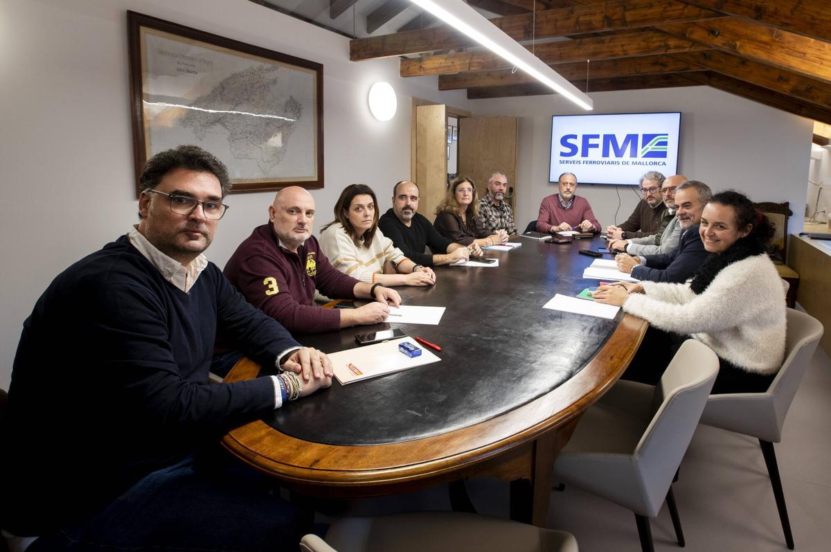 A la izquierda, los representantes de la plantilla de SFM en la reunión con el gerente, José Ramón Orta, en el hostal Términus.