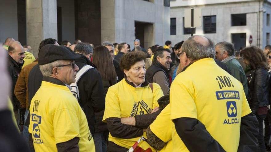 Concentración de afectados de Alcoa, ayer en Oviedo.