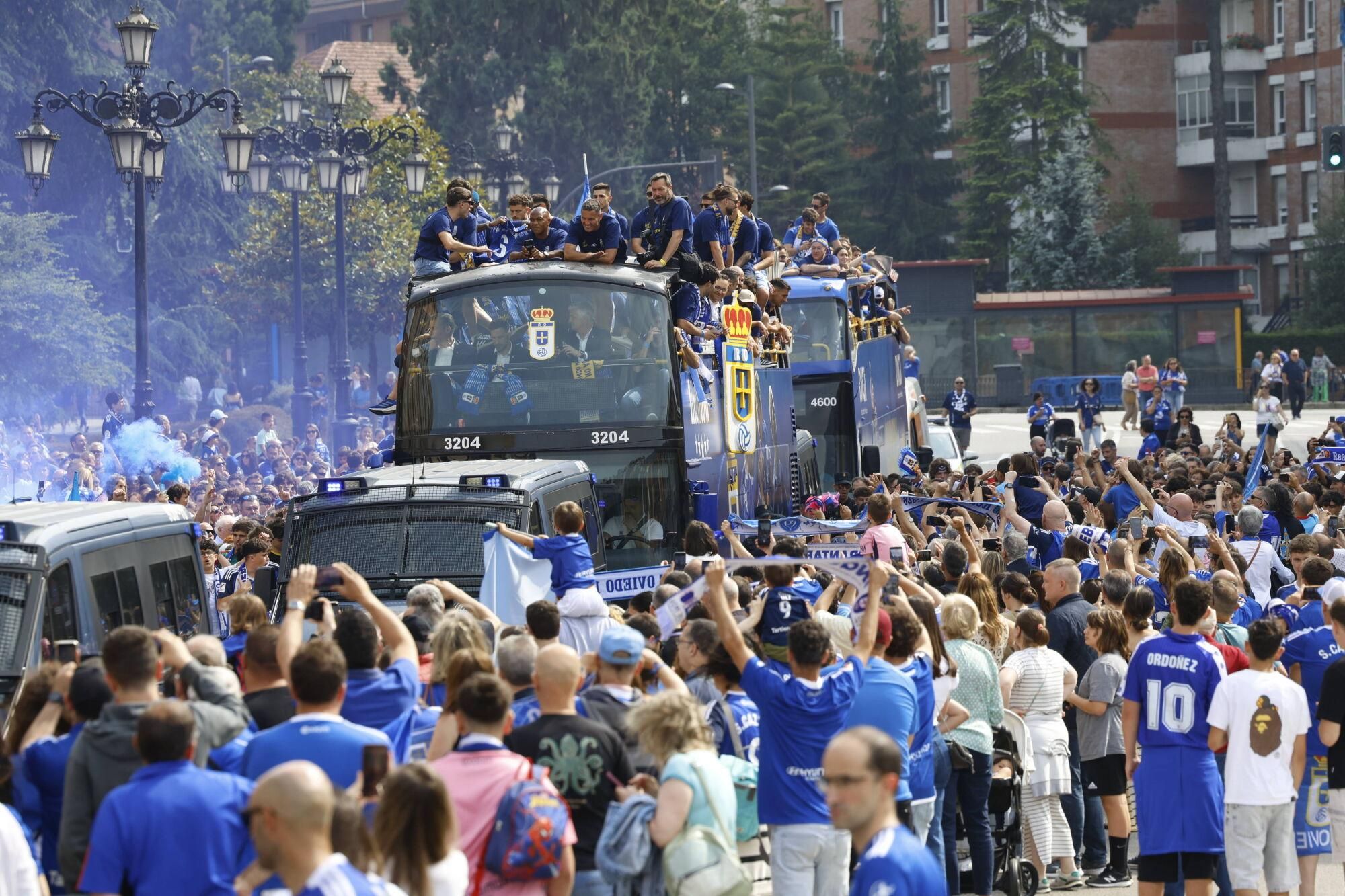 Locura azul en las calles de Oviedo para celebrar el ascenso del equipo a Primera División
