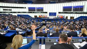 El Parlament Europeu prohibeix l’ús de la IA per generar nus falsos