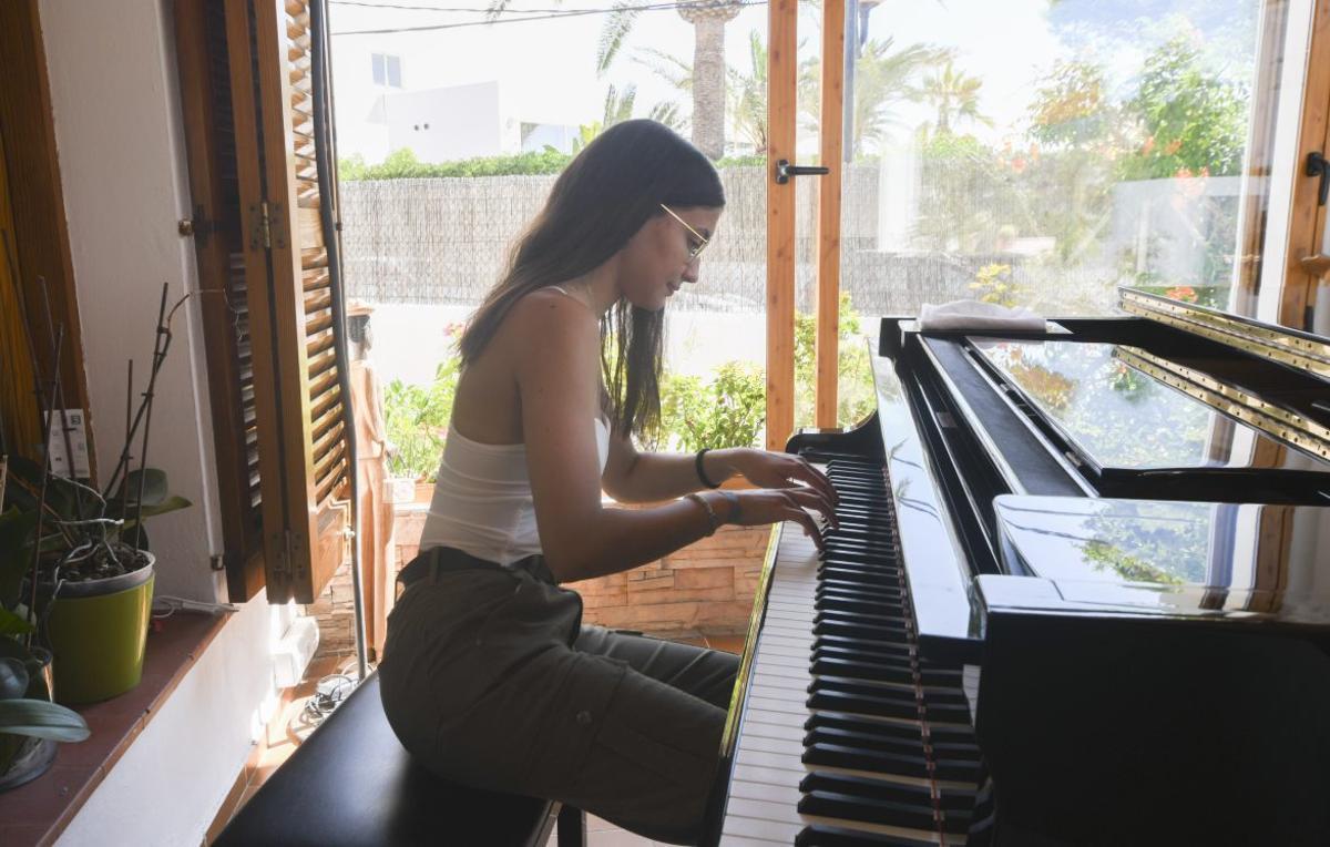 La princesa Irene de Grecia, presidenta del jurado, entrega el primer premio del Concurso de Piano a Eugeny Ganev en el año 2000. | VICENT MARÍ