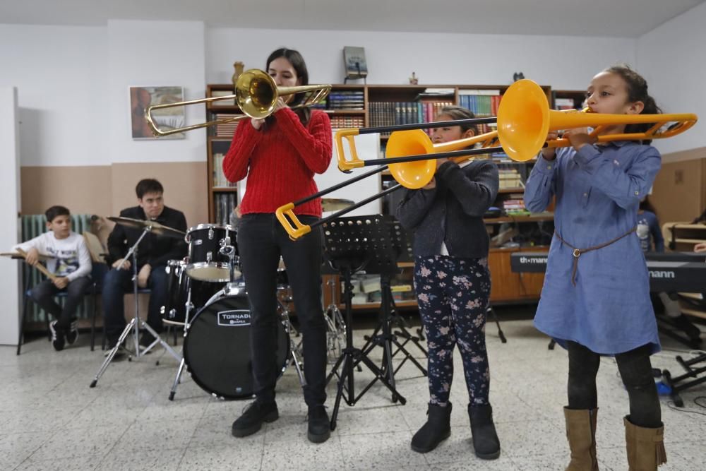 Els alumnes dels barris de l'Est de Girona es converteixen en músics de la Black Music Big Band Junior