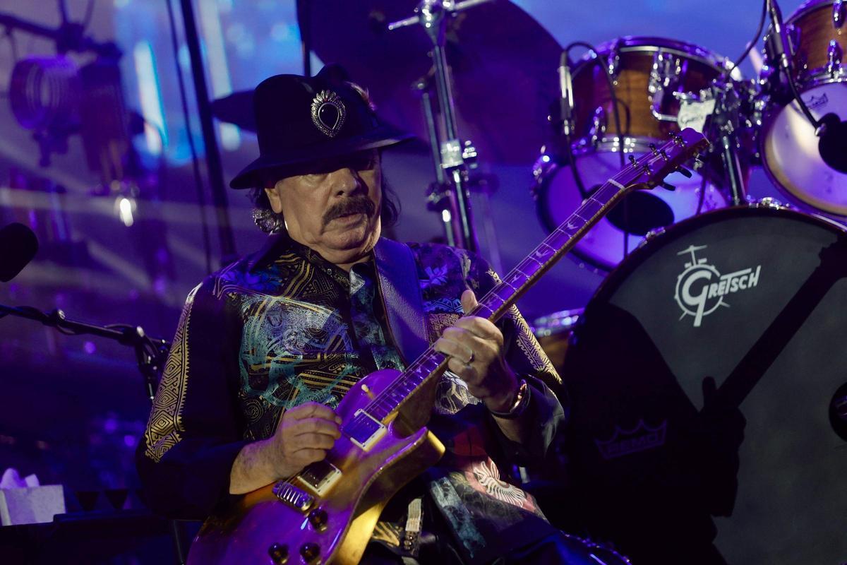 El regreso del legendario guitarrista Carlos Santana a València, en imágenes