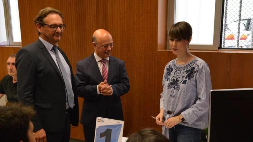 Alfonso del Moral y Andrés Carrillo charlan con una de las encargadas de confeccionar la renta en la Delegación de Hacienda de Murcia.