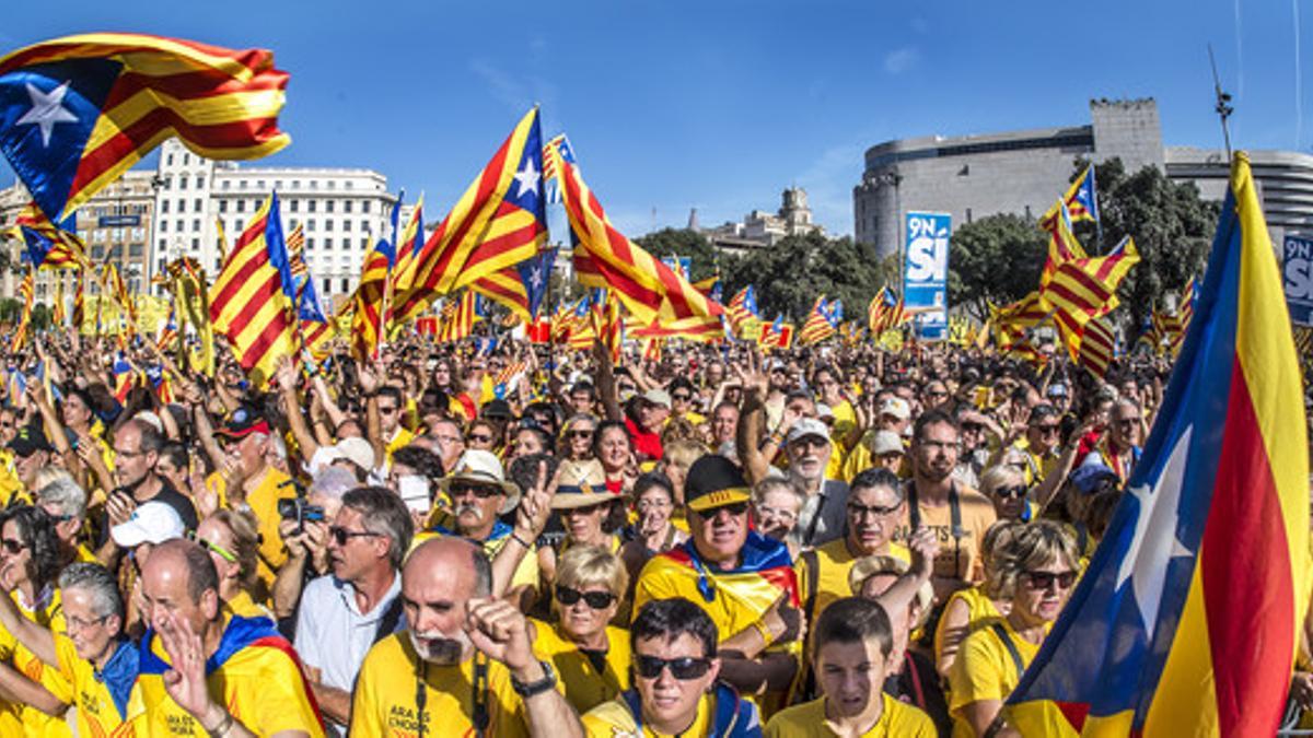 Ciudadanos participantes en el acto de ANC y Òmnium, este domingo.