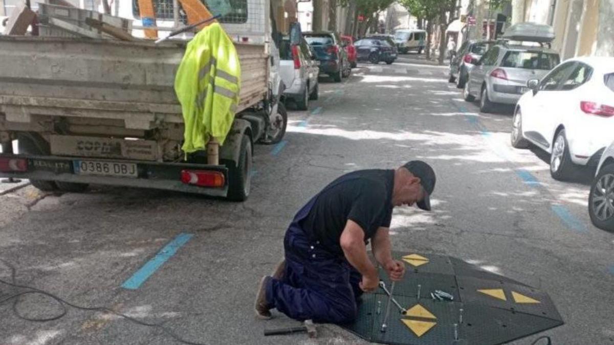 Un operari, treballant a la via pública, a Portbou