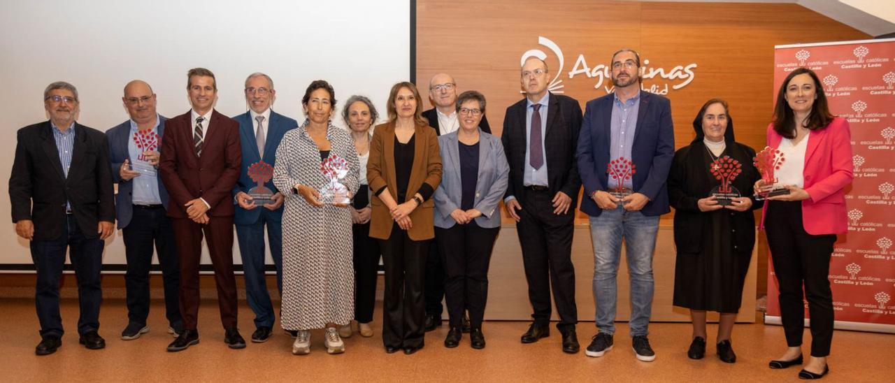 Justino Santiago, director del Centro Menesiano Zamora Joven, en el centro, detrás de la consejera de Educación, Rocío Lucas, con el resto de premiados por Escuelas Católicas de Castilla y León. | Cedida