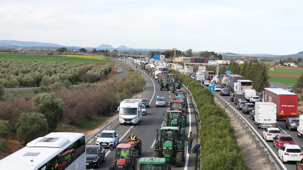 Retenciones en la A-92 a su paso por Antequera, causadas por las protestas de los agricultores.