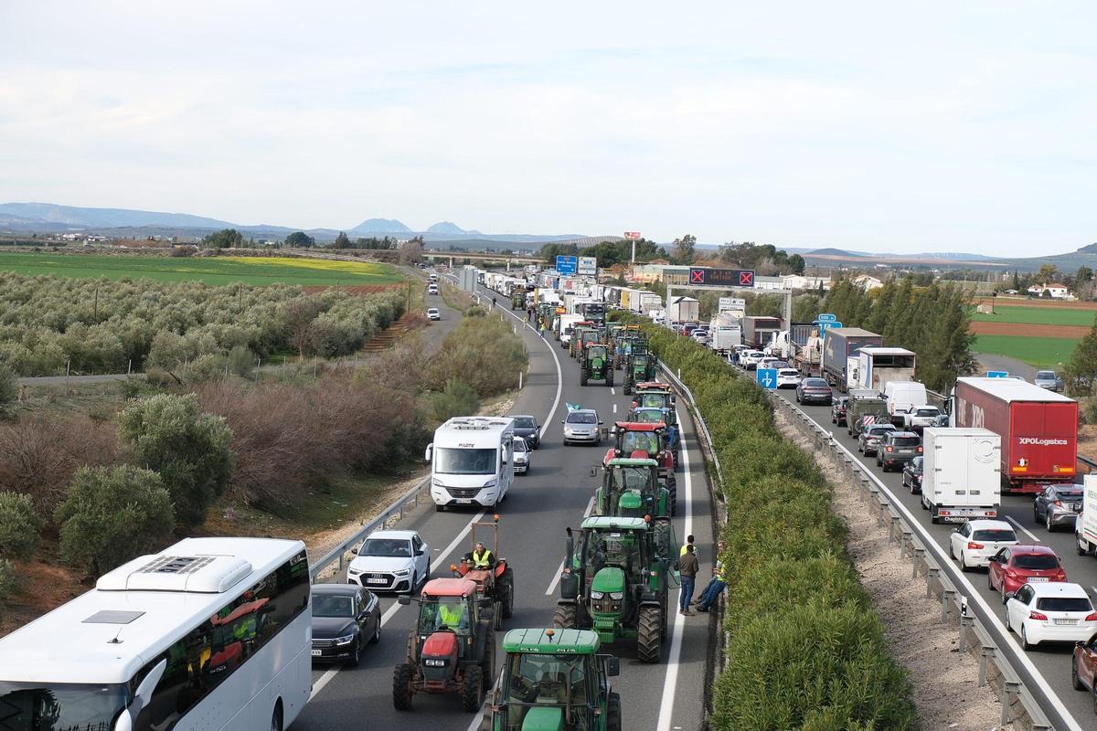 Retenciones en la A-92 a su paso por Antequera, causadas por las protestas de los agricultores.