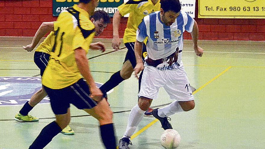 Un benaventano aguanta el balón en un partido anterior.