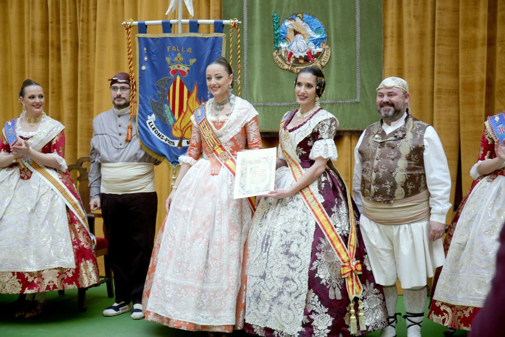 Intercambio de fotos e imposición de "bunyols" de la fallera mayor de València