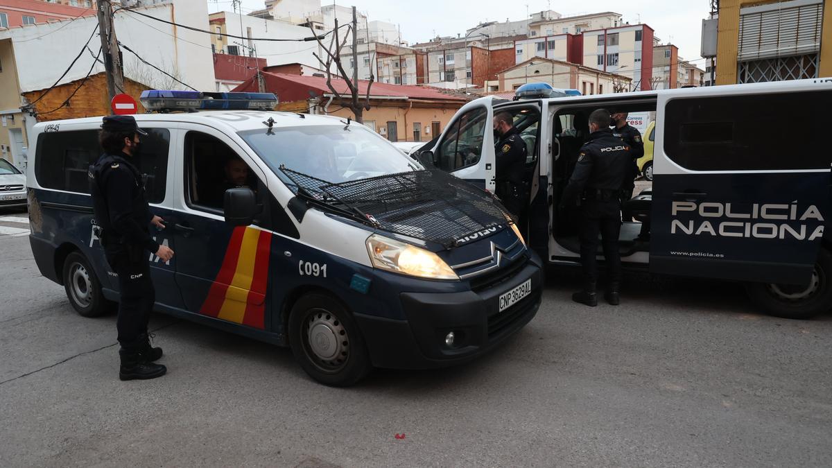 Policías nacionales se apean de sus vehículos en una imagen de archivo en Castelló.