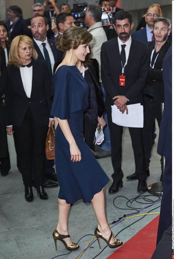 Inspiración bodas: Doña Letizia con vestido azul oscuro