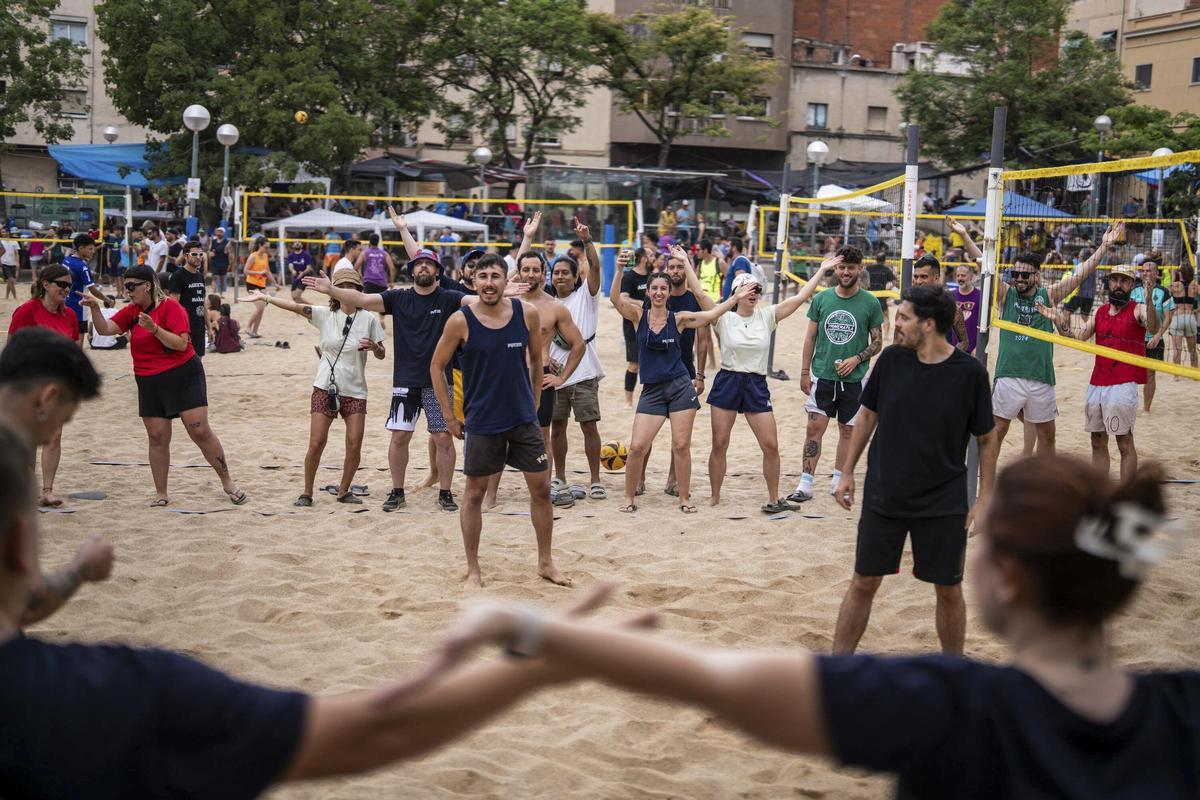 Evento Prospe Beach, en la plaza Ángel Pestanya de Prosperitat llena de arena y convertida en una pista de vóley playa.