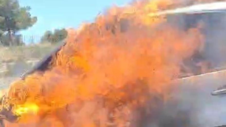 Un coche ardiendo a la altura de El Moralet