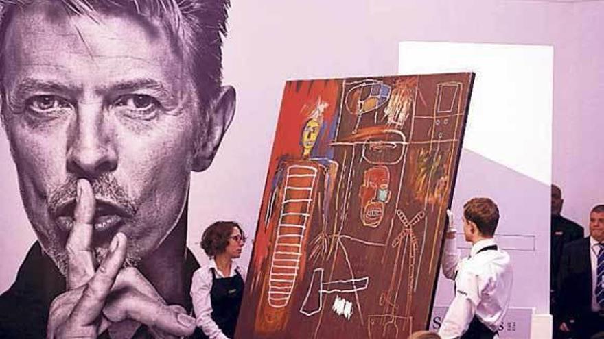 Imagen de David Bowie en una subasta de su colección de pinturas.