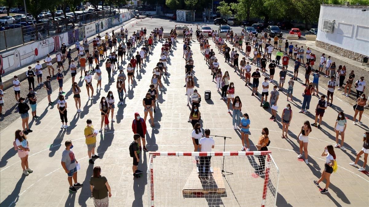 Vista aérea de los 240 alumnos del Institut Antoni de Martí i Franquès de Tarragona.