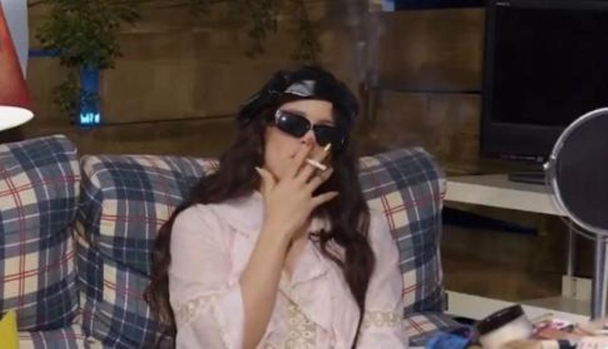 Rosalía fumant al pòdcast “Special People Club”